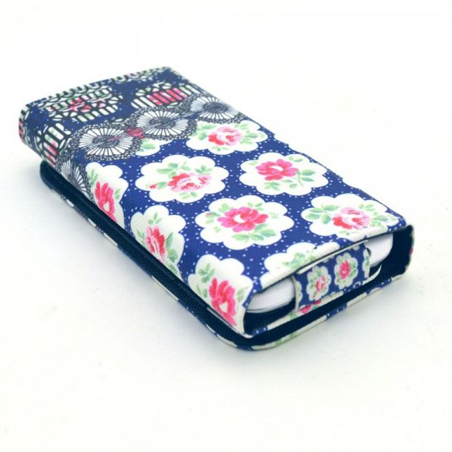 Universelles Leder Case für Smartphones bis 13.8x7x1.5cm mit entzückenden Rosen
