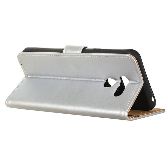 LG K40S Handy Hülle - Classic II Leder Bookcover Series - silber