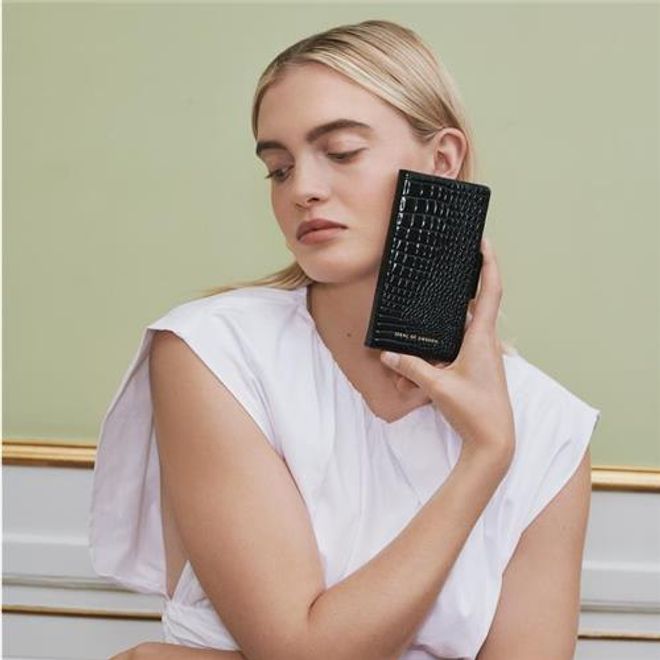 iDeal of Sweden - iPhone SE (2022) / SE (2020) / 8 / 7 / 6S / 6 Hülle, Designer Bookcover Neo Noir Croco - mehrfarbig